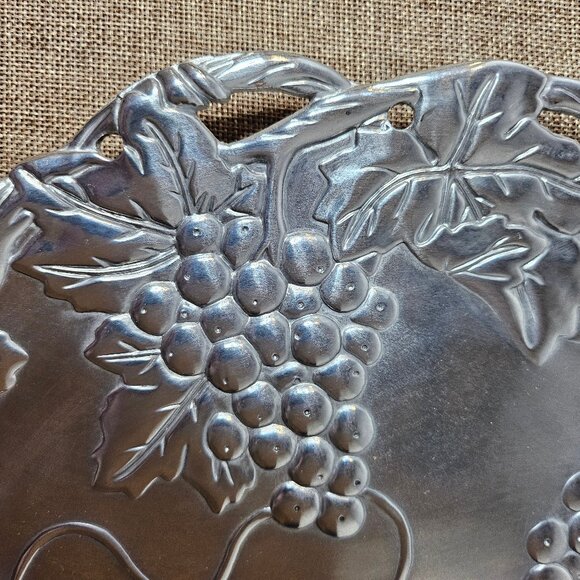 Gorgeous 1995 Aluminum Grape Design Arthur Court Round Serveware Platter 12" - Picture 10 of 12